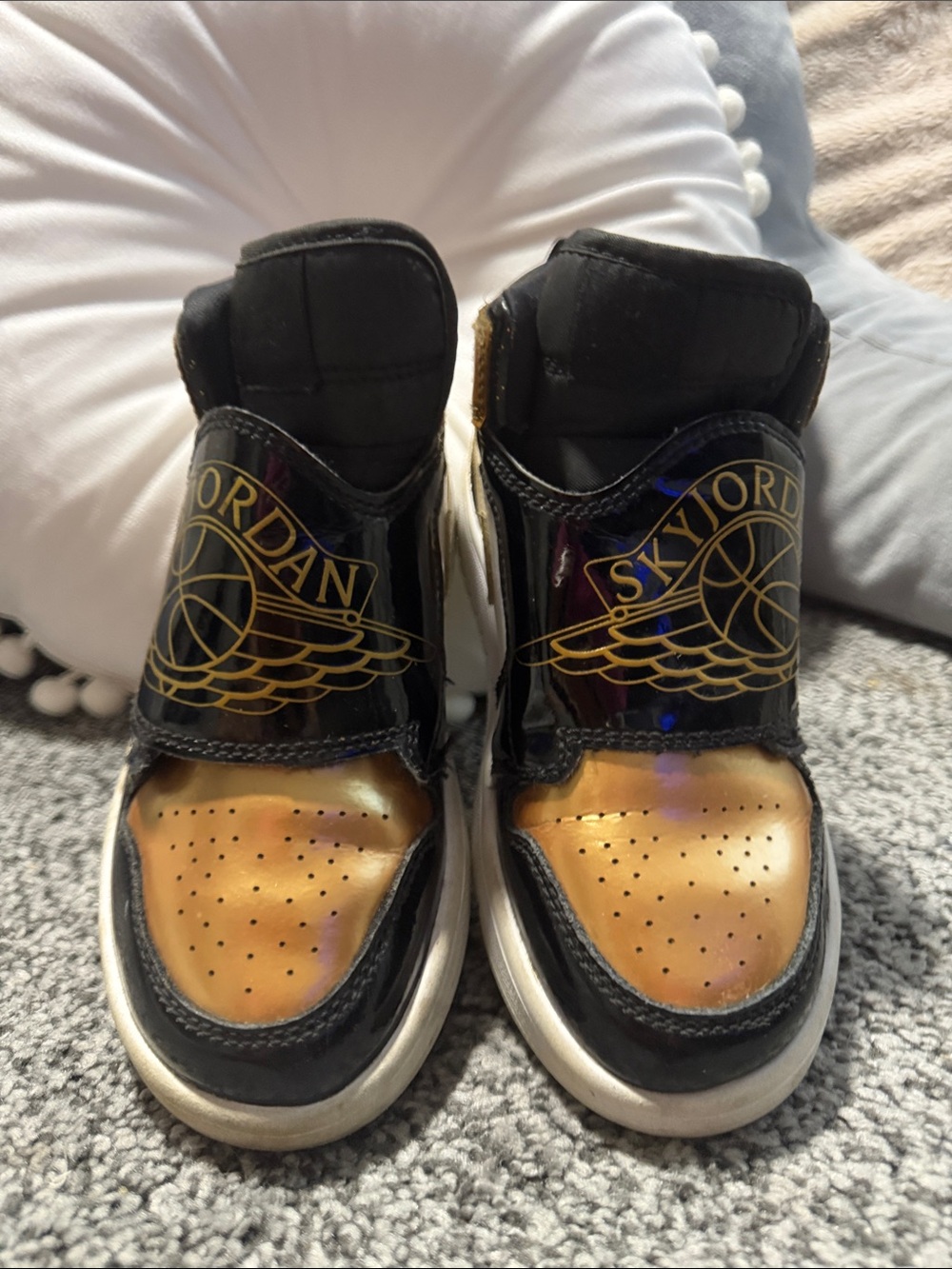 Sky Jordan 1 SE Gold Toe Jordan Kids Black and Metallic Gold High-Top Sneakers